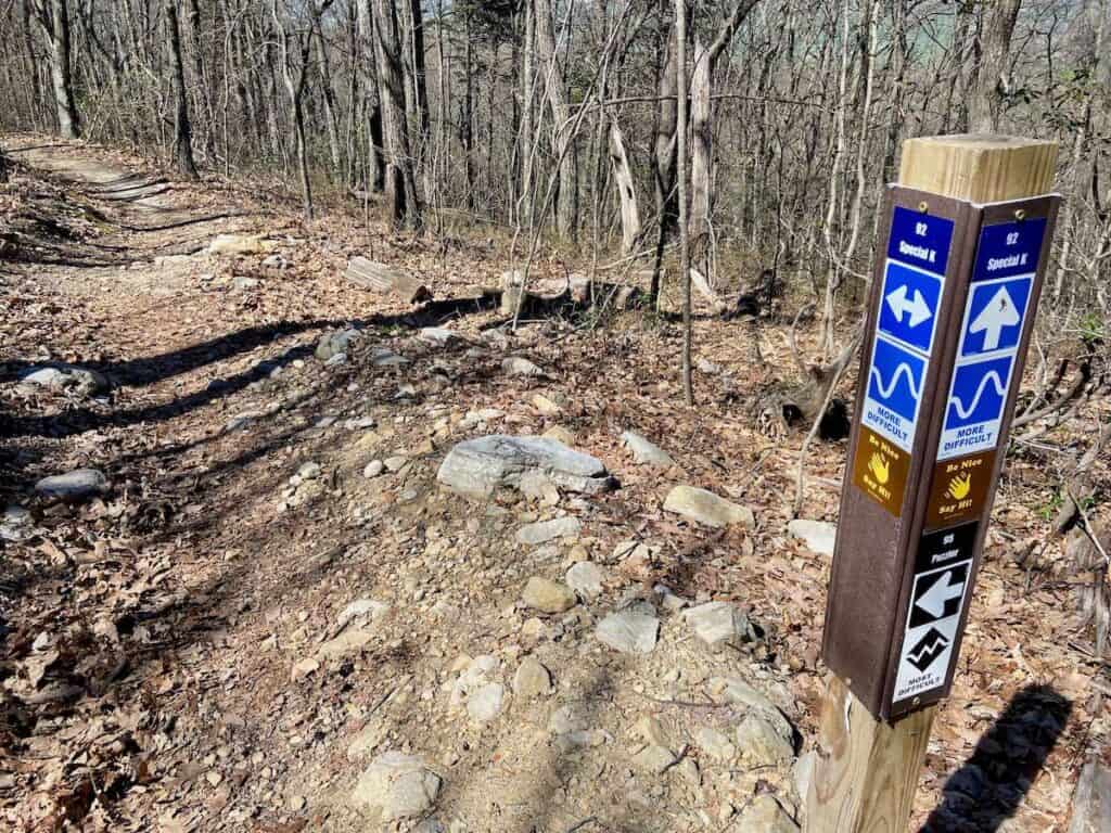 Tanda jejak dengan nama jejak dan panah di jaringan Jalur Sepeda Gunung Lereng Barat di Virginia