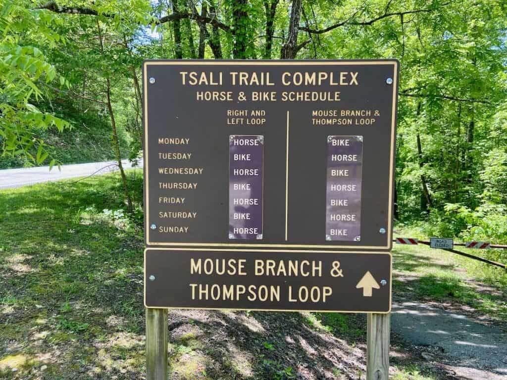 Tanda jejak di kompleks jejak Tsali di North Carolina menunjukkan jadwal jejak untuk sepeda dan kuda yang dibagi menjadi bulan dan hari dalam seminggu
